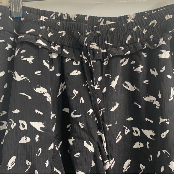 Fourteen and 9th Size Small Black and Beige Pull On Flouncy Mini Skort - Picture 2 of 9